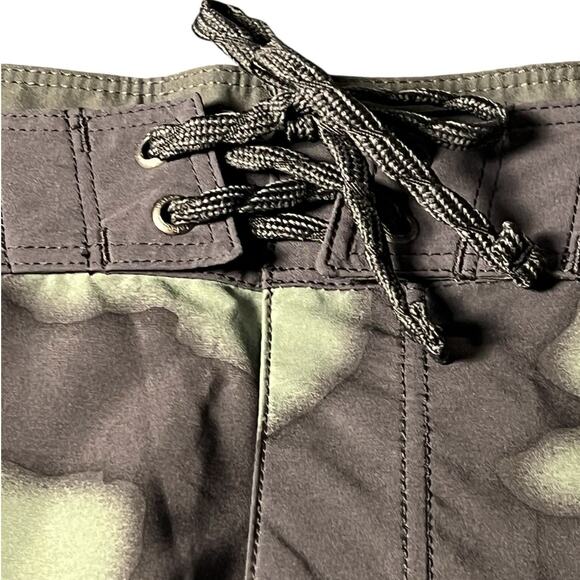 NWT Patagonia Mens Hydropeak Boardshorts 18" Camo Hemlock Green Size 42 Slim Fit - Picture 6 of 8